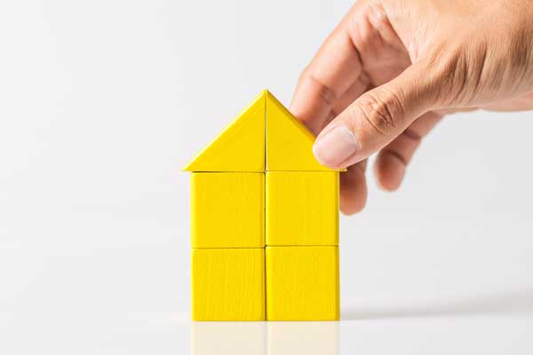 「貸す」か「売る」か「空き家にする」かの判断ポイント 住宅模型