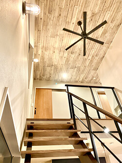 スケルトン階段 よく使われる材質は木材・スチール材・アルミ材　イメージ
