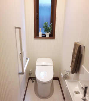 縦滑り出し窓　良い点：臭気がこもりそうなトイレの通気性を上げられる