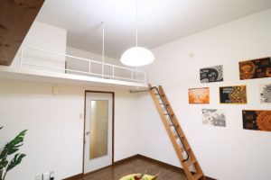 ロフト：部屋の一部を二層にしたときの上部の空間
