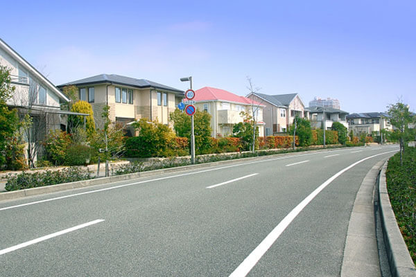 【土地】交通量の多い道路沿いを避ける　イメージ