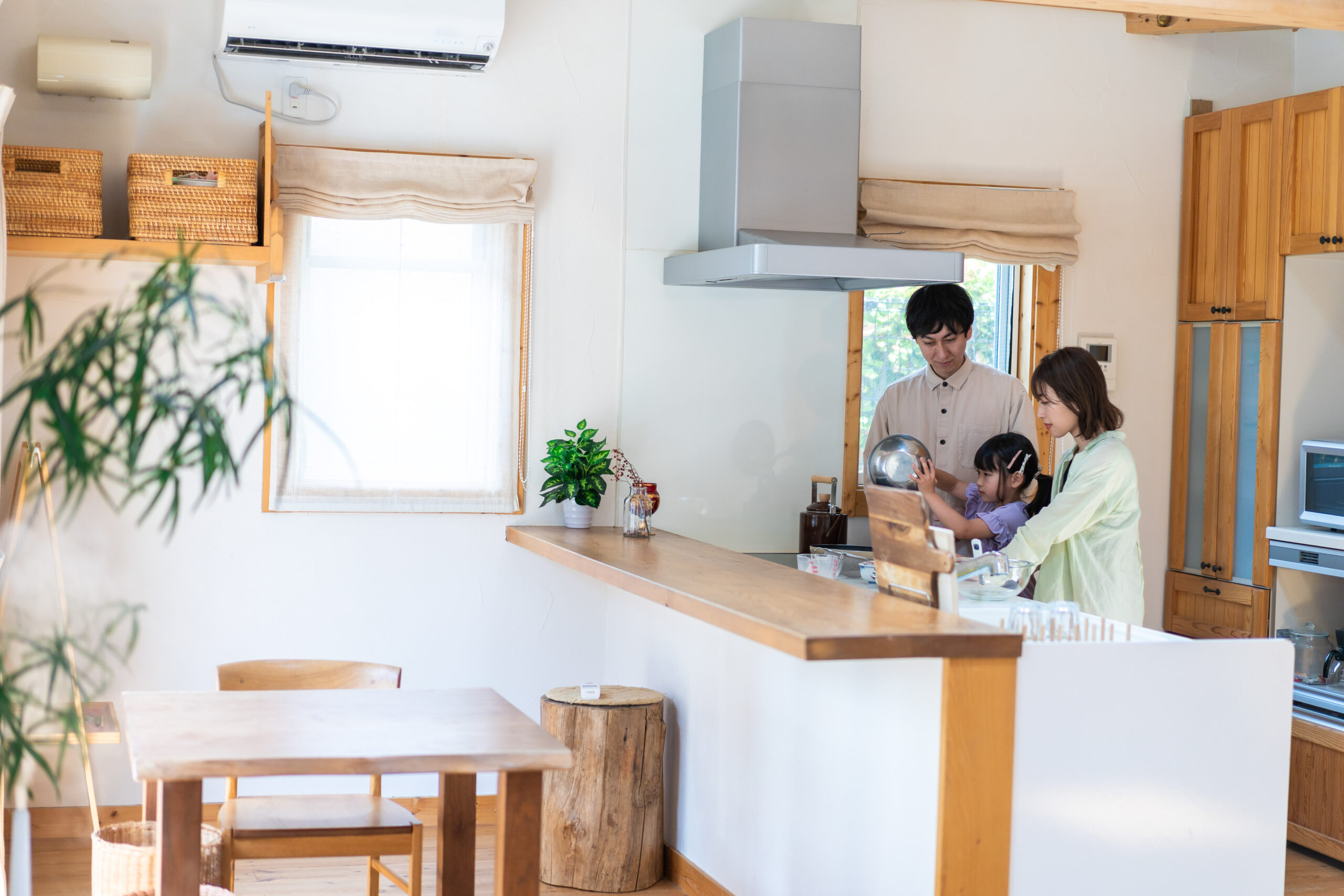 家族で料理を作る仲良しのファミリー