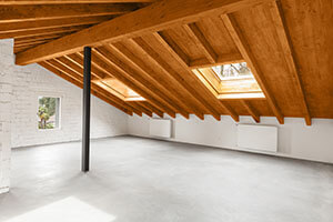 屋根裏部屋：屋根と天井の間の空間
